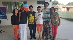Integrantes do grupo Quilombo Púrpura, ladeados pelas professoras Andrea Pacheco e Sandra Regina