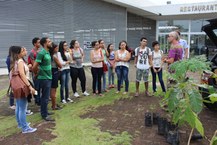 Novos estudantes são recebidos pelo professor Vitor Lima.