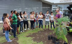 Novos estudantes são recebidos pelo professor Vitor Lima.