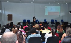 Professora Rosana Vilela durante palestra de abertura