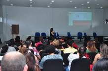 Professora Rosana Vilela durante palestra de abertura