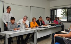 Pró reitor Flávio Domingos fazendo explanação sobre área de orçamento da Ufal