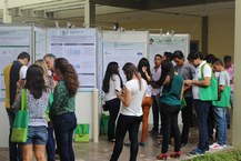 Comunidade acadêmica da Feac durante exposição de trablahos no Bloco 18