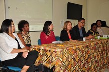 Mesa de abertura foi composta por Hildenia Oliveira, Nadir Nóbrega, Cristiane Cyrino, Valéria Correia, José Vieira, Girlaine Santos e Aruã Lima (da esquerda para direita)