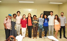 Reitora Valéria Correia (quinta da esquerda para direita) posa com convidados e equipe de produção da exposição Théo Brandão Itinerante