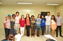 Reitora Valéria Correia (quinta da esquerda para direita) posa com convidados e equipe de produção da exposição Théo Brandão Itinerante