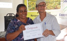 Maria Lucilene dos Santos recebe certificado da Capacitação em Agroecologia