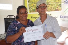 Maria Lucilene dos Santos recebe certificado da Capacitação em Agroecologia