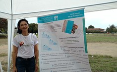 Professora Maria Alice apresentando o Guia Alimentar