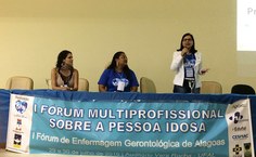 Mesa de abertura do evento