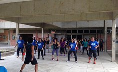 Participantes fizeram uma aula descontraída de zumba