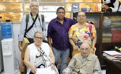 Professores prestigiam os pesquisadores Maria Adélia (sentada) e Carlos AugustoIMG 1123