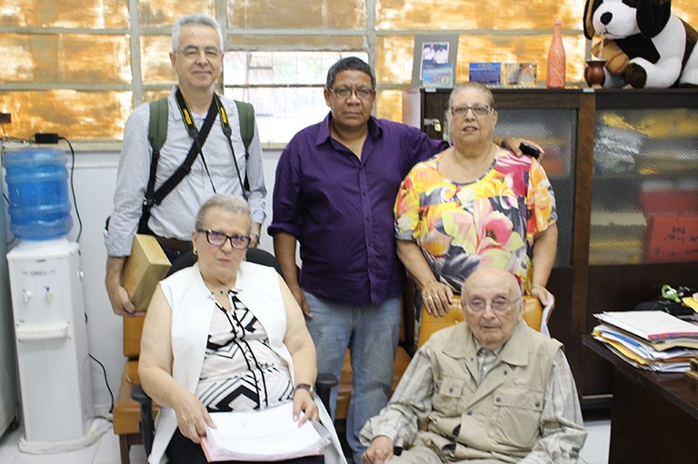 Professores prestigiam os pesquisadores Maria Adélia (sentada) e Carlos AugustoIMG 1123
