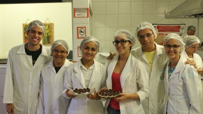 Equipe demonstra brigadeiro com grão-de-bico