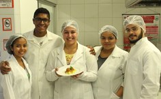 Almôndega de soja ao molho de tomate com macarrão de abobrinha