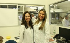 Cynthia Guedes e a técnica em nutrição e dietética Edneide Pereira