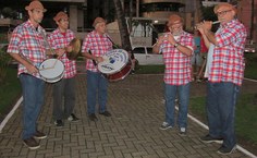 Banda Fulô da Chica Boa em apresentação na orla de Ponta Verde, em Maceió