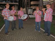 Banda Fulô da Chica Boa em apresentação na orla de Ponta Verde, em Maceió