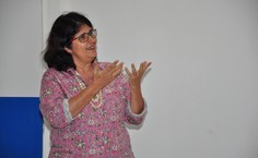Iracilda Lima, diretora do ICBS, abrindo a palestra da pesquisadora Mônica Lopes