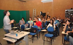 Participantes durante oficina sobre telejornalismo.