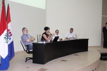 Pesquisadores durante mesa redonda sobre história das mídias no Nordeste.