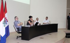 Pesquisadores durante mesa redonda sobre história das mídias no Nordeste.