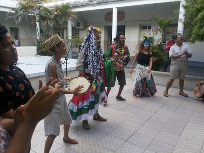 Alunos de Teatro durante ensaio aberto da Roda de Fuxico, realizado no pátio do Espaço Cultural