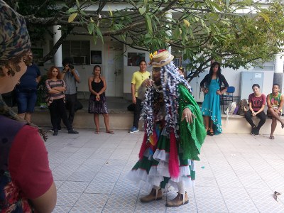 Ensaio de alunos do curso de Teatro no pátio do Espaço Cultural