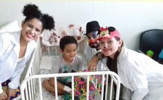 Alunos de Psicologia em atividade com as crianças