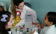 Estudantes de Psicologia durante atividade do Psico Risos