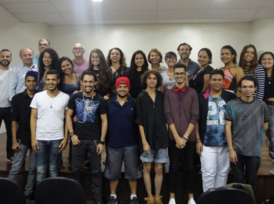 Reitora Valéria Correia se une a professores de Teatro, Dança e da ETA e aos alunos que compõem o Corpo Cênico (Foto Meson de Lira)