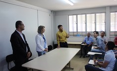 Superintendente Márcio Barboza na condução da reunião com os servidores técnicos e terceirizados so setor