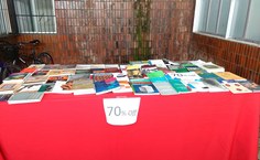 Livros estão com preços promocionais na Praça de Convivência