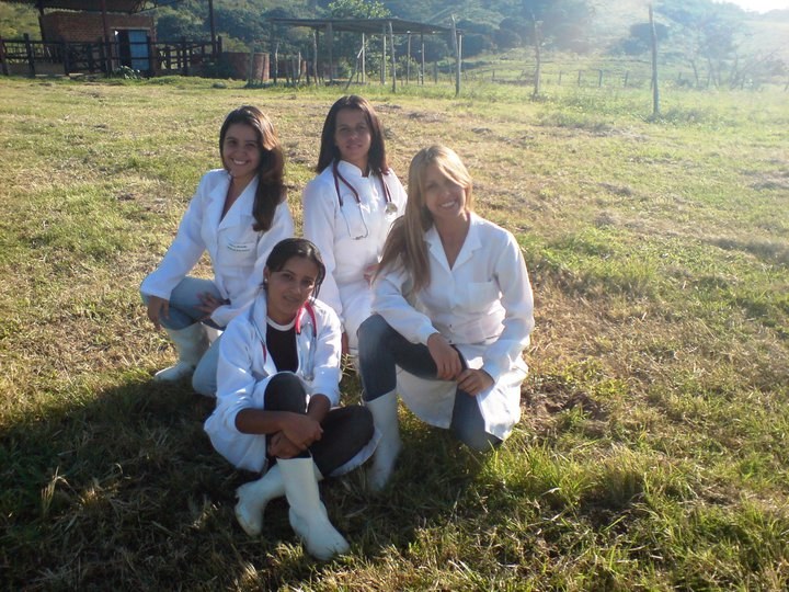 Jana Kelly (à direita) e suas colegas de curso na Fazenda São Luiz, onde está instalada a UE de Viçosa