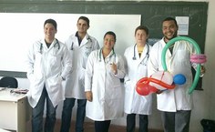 Tiago Rodrigues ( à direita) é técnico do laboratório de anatomia e necrópsia e estudante de Medicina Veterinária