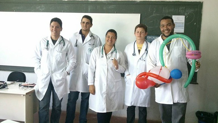 Tiago Rodrigues ( à direita) é técnico do laboratório de anatomia e necrópsia e estudante de Medicina Veterinária