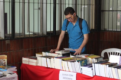 À disposição do público, cerca de 4 mil livros e mais de mil títulos, sendo da Edufal com descontos de 50% e 70%