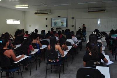 Alunos durante aulas do preparatório para o Paespe