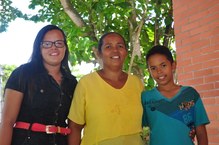 Dona Verineide Maria dos Santos acompanha os filhos, Ester Maria e Estêvão, durante as auals do Paespe.