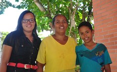 Dona Verineide Maria dos Santos acompanha os filhos, Ester Maria e Estêvão, durante as auals do Paespe.