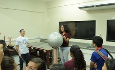 A surpresa da estudante ao constatar o efeito do gerador de Van Der Graff.