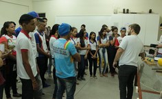 Turma do ensino médio atenta às explicações.