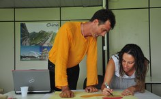 Marcus Bauer e Acácia Malhado durante o workshp Planejamento de cenários para o turismo em 2040