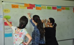 Natalia Leal (à direita) discute as probabilidades do turismo junto ao grupo