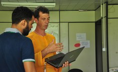 Professor alemão, Marcus Bauer, orienta participante do workshop