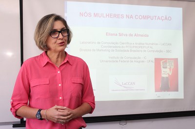 Professora Eliana Almeida durante o painel Mulher e Computação. Fotos Thiago Prado