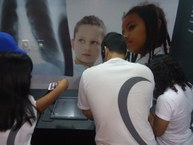 Alunos interagem com acervo digital no Memorial