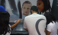 Alunos interagem com acervo digital no Memorial