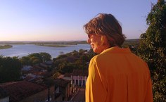 Reitora confere a bela paisagem avistada do alberque universitário