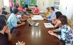 Reunião com a equipe da Prefeitura para avaliar o terreno do campus